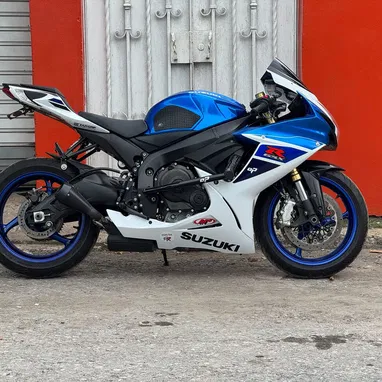 Moto SUZUKI 750cc 2024 - 4/9