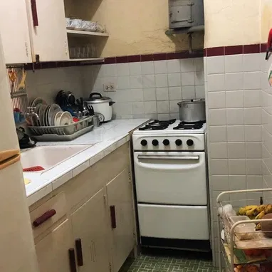 Excelente apartamento muy cerca de calzada y 12 en el vedado.  Ubicado en el primer piso de un edificio de los año' 50 . - Img 117448342