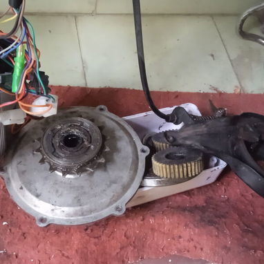 VENDO UNA BICICLETA ELECTRICA DE USO QUE TIENE EL MOTOR QUEMADO. - 4/10