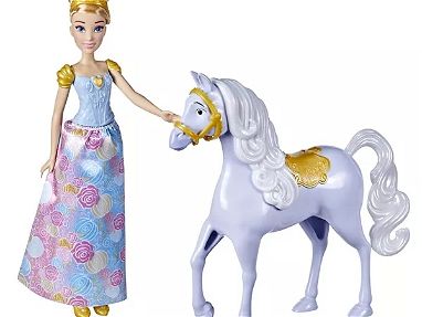 Hermoso Juego de 2 piezas de Disney Hasbro Princesas, Muñeca Cenicienta y su Caballo Mayor, Sellados en Caja - Img main-image-41342466