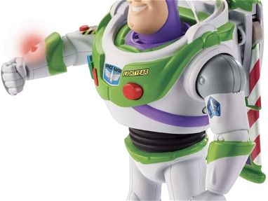 Gran Muñeco Toy Story Buzz Lightyear Movimientos Reales/Camina y Gira/+40 Frases y Sonido/Luz láser en la mano - Img 32835661