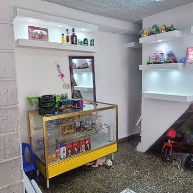 🏡 SE VENDE CASA INDEPENDENDIENTE CON PLACA LIBRE, en CENTRO HABANA, puerta de calle, opción económica. - Img 120930097