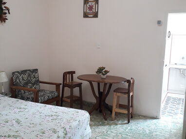 Se alquila habitación independiente  cerca de Infanta y San Lázaro con cocina y  baño con agua fría y caliente - Img 37303926