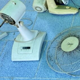 Vendo todas eat piezas de ventiladores rotos. - Img 124897719