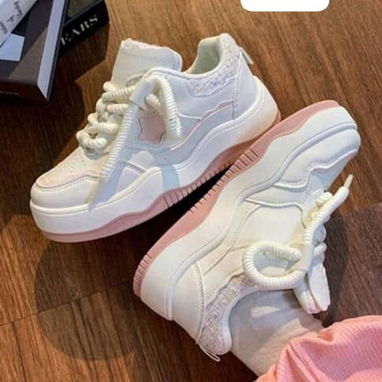 Tenis de mujer y sandalias - Img 121678649