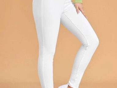 Explora la elegancia sin límites: Jeans altos skinny en negro y blanco, garantizando estilo y versatilidad - Img main-image