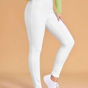 Explora la elegancia sin límites: Jeans altos skinny en negro y blanco, garantizando estilo y versatilidad - Img 44698111