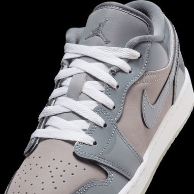 (X)  Zapatillas Air Jordan 1 Low en tonos grises con acabado brillante  $84.00 - 6/7