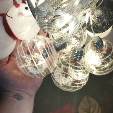 Cadenas de luces de 4m. Tiene bolas y Forma de muñeco de nieve y tiene un solo tono de luz pero en 3 posiciones - 6/8