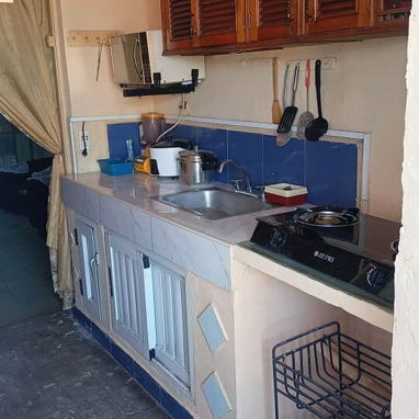 Al MES APTO DE 2 CUARTOS CONSTRUCCION CAPITALISTA MUY BUEN ESTADO Y BIEN UBICADO  300 USD AL MES. - 2/10
