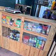 Mostrador de madera para negocio Incluye caja registradora y cristales Es grande 1.50 x 1.30 50mil cup Habana Vedado 555 - Img 57882769