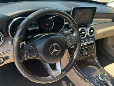 Vehículo Mercedes Benz 2016 C300 con interior blanco y negro disponible para la venta y listo para ser importado a Cuba - Img 67009230