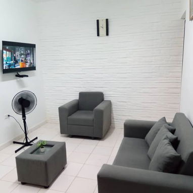 Renta Lineal Vedado bajos cerca de la Universidad y la Rampa. 300 usd 53582376 - 2/10