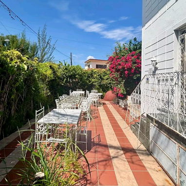 💥 GG-170 | ¡MAJESTUOSA CASA INDEPENDIENTE EN ESQUINA EN NUEVO VEDADO POR ! (5 CUARTOS, 5 BAÑOS, JARDÍN Y GARAJE) 🔑 - 6/10