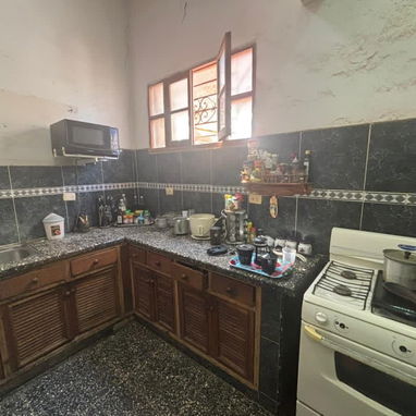 🏡 Casa en Venta con Garaje – Vedado, La Habana - Img 120055791