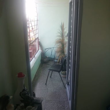 Vendo apartamento en la zona 18 de alamar de 2 cuartos 5to piso - Img 122220497