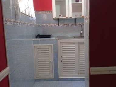 Renta apartamento d 1 habitación con entrada independiente ,baño,comedor,cocina,cerca de Carlos Tercero en Centro Habana - Img 62403994