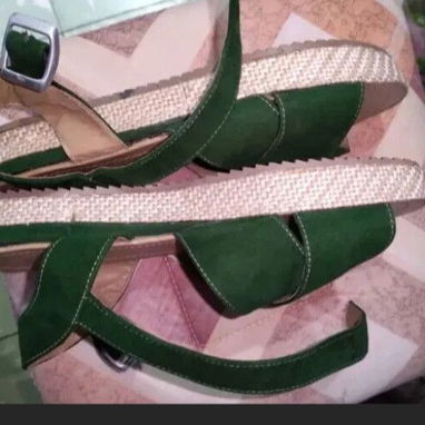 DOS SANDALIAS TALLA 38 VERDE 1200 PESOS Y NEGROS 2000 PESOS PARA EMPEINE ANCHO - Img 123379604