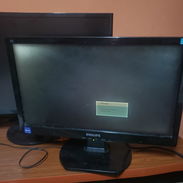 Se venden estos monitores rotos por pantalla para piezas un Samsung curvo de 24 pulgadas y un Philips de 19 - Img 55528880