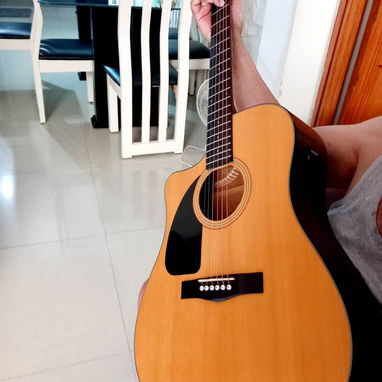 Se vende guitarra con bolsa de traslado poco uso baterias incluidas - Img 120997495