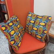 2 COJINES LAVABLES. SE LES QUITA EL FORRO. DIMENSIONES 44x40 CM. PERFECTO ESTADO - Img 57895590