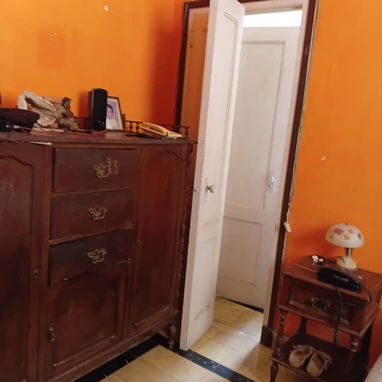 Apartamento en buen estado constructivo en el segundo piso de un edificio capitalista de 4 pisos en el Vedado - 3/10