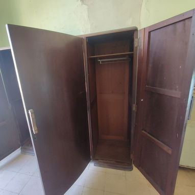 COGE GANGA, SI BUSCAS UN ESCAPARATE GRANDE TENGO ESTE ESCAPARATE ANTIGUO ES DE LOS AÑOS 50 ES DE CAOBA Y DE BUENA MADERA - Img 123297238