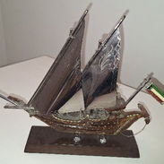 Adorno. Maqueta de un barco velero de madera y metal - Img 56461055