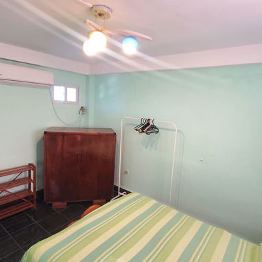 Se renta apto en 2do piso a 3 cuadras aproximadamente del Hospital Calixto Garcia.54026428 - 3/10