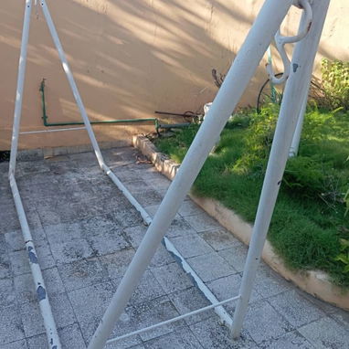 Soporte, estructura desarmable para hamacas o columpio. De uso en buen estado.Largo 2.40 cm ancho 85 cm altura 1.65 cm - 2/5