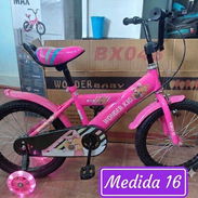 Bicicleta medida 16 para niñas nuevas en su caja con sus ruedas de apoyo - Img 56429125