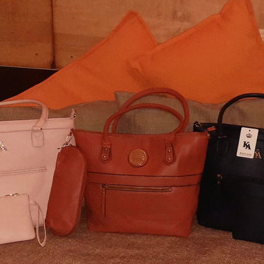 Carteras con monederos y bolsos pequeños. - Img 117841022