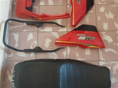 Se vende asiento parrilla cola y maleta de ax-100 - Img main-image