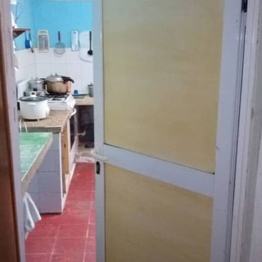 Vendo casa tipo local en ave 26 vedado..Su diseño interior es como un local para negocios.. - Img 122855883