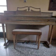 Piano acústico Wurlitzer con su banqueta portalibros, ideal para estudio. - Img 54060567