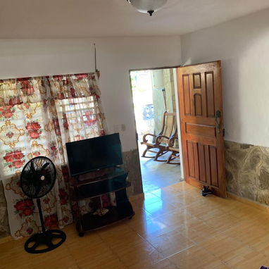 SE RENTA CASA DE 4 HABITACIONES CON PISCINA A DOS CUADRAS DE LA PLAYA DE GUANABO. 58858577 - Img 123298136