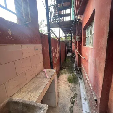 🏡 Casa en venta – Marianao 3 pisos, céntrica y con terraza - Img 115853911