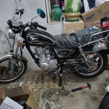 Moto caja 5 con su casco y un litro de gazolina sin chapa. - Img 127176453