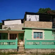 Permuto(me reduzco) para zona céntrica o vendo excelente casa de 4 cuartos con amplios terrenos,garajes,naves y corrales - Img 48793067