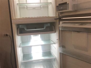 Refrigerador MIDEA grande con dispensador de agua - Img 62236493