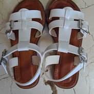 Sandalias blancas para niñas - Img 52590486