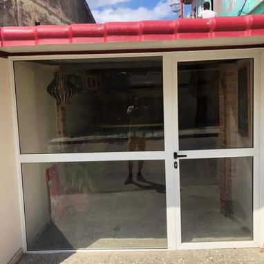 Carpinteria de aluminio..Realizamos todo tipo de diseños modernos en carpintería de aluminio - Img 118833039