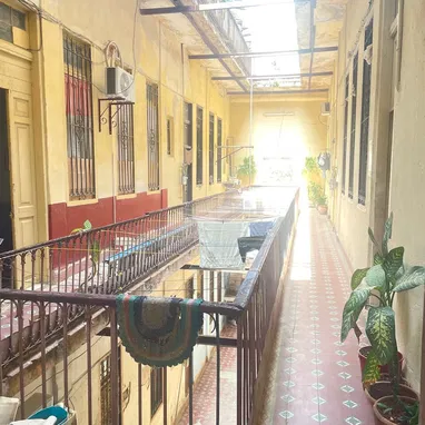 SE VENDE APTO EN LA HABANA VIEJA LUZ 24 H AGUA SIN PROBLEMAS UN DÍA SI OTRO NO GAS DE LA CALLE - Img 121636872