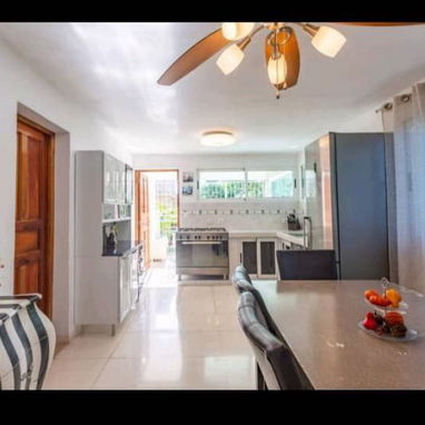 ✨¡ Alquiler de lujosa casa!🏡 Diseño moderno y perfecta para relajarse Ubicada en el barrio residencial de Santa  Fé - Img 71566277