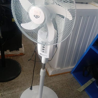 🔷 Ventilador Recargable de Pedestal 16" Marca EKO, entrega de Factura para su Garantía. Variedad de Electrodomésticos - 3/4
