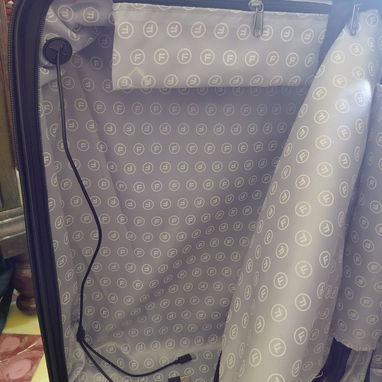 Maletas de viaje de 10 kg con candado numérico. También tiene puertos de carga y cables para cargar el celular - 5/5