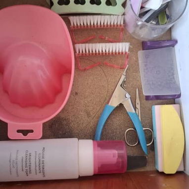 Vendo Negocio de Uñas con todo es llegar y trabajar .materiales y todo tipo de accesorios. - 6/10