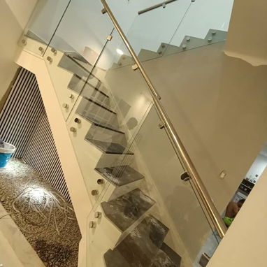 🤩 💯 🔝 🔨 🪛 RECIENTE INSTALACIÓN 🪛 🔨 🔝 💯 🤩 Barandal para escalera, de cristal 10mm, sujetado con Herrajes y tu - Img 122509796