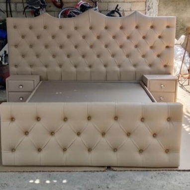 Cama Tapizada + Mesitas - 2/3