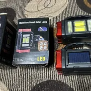 Lámpara recargable con panel solar y puerto de carga USB para otros dispositivos - Img 54153797